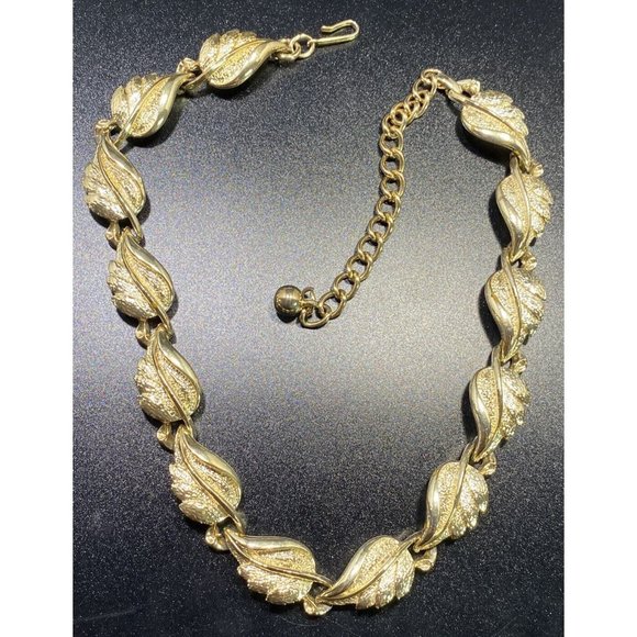 Vintage Signed Coro Des Pat Pend Gold Tone Leaf Necklace Choker - Picture 2 of 6